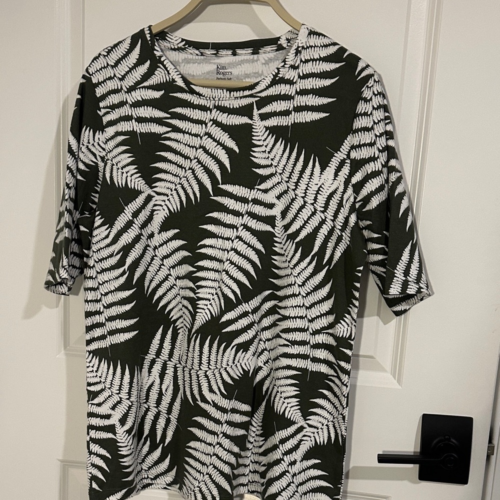 NWOT- Kim Rogers Olive and White Fern Leaf Pattern Top